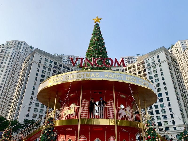 From alleys to streets, christmassy feeling fills the air
